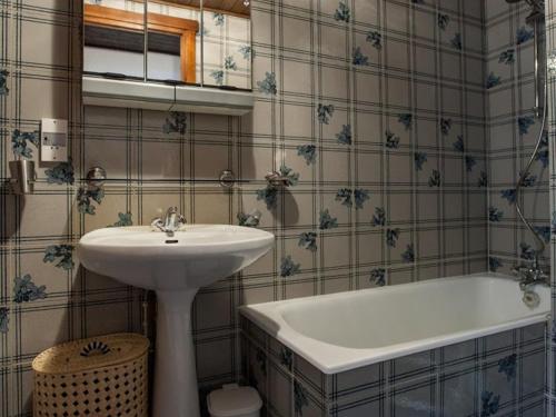 une salle de bain avec un lavabo et une baignoire dans l'établissement Charmant 2 pièces avec parking à Chamonix, animaux acceptés - FR-1-517-19, à Chamonix-Mont-Blanc