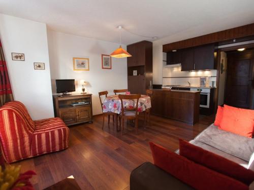 Il comprend un salon et une cuisine avec une table et des chaises. dans l'établissement Studio à Chamonix avec Parking et Animaux Admis - FR-1-517-35, à Chamonix-Mont-Blanc