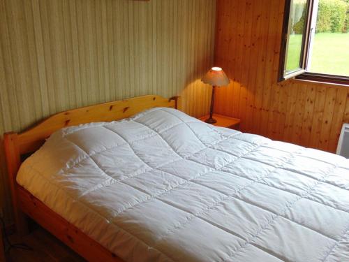 une chambre avec un lit blanc avec une fenêtre dans l'établissement Appartement de 65m² pour 6 pers, terrasse, parking, animaux admis - FR-1-517-38, à Chamonix-Mont-Blanc