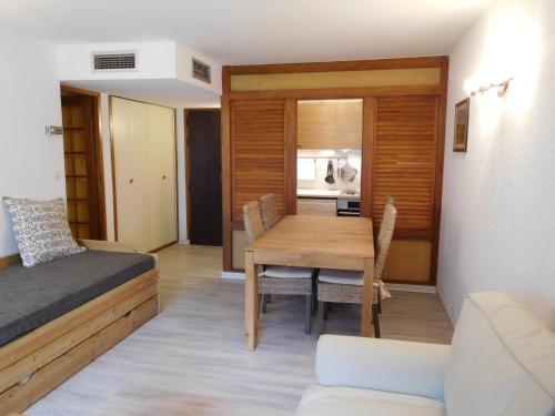 - une chambre avec un lit et une table à manger dans l'établissement Bel appartement 2 pièces avec parking à Chamonix - FR-1-517-39, à Chamonix-Mont-Blanc