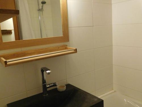 une salle de bain avec un lavabo et un miroir dans l'établissement Bel appartement 2 pièces avec parking à Chamonix - FR-1-517-39, à Chamonix-Mont-Blanc