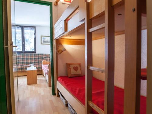 Cette petite chambre comprend des lits superposés et un canapé. dans l'établissement Studio confortable avec parking à Chamonix - FR-1-517-40, à Chamonix-Mont-Blanc