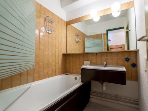 une salle de bain avec un lavabo et une baignoire dans l'établissement Studio confortable avec parking à Chamonix - FR-1-517-40, à Chamonix-Mont-Blanc