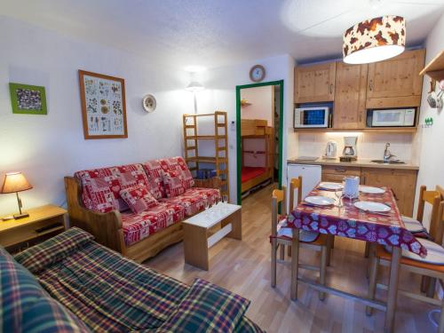 un salon avec un canapé et une table dans l'établissement Studio confortable avec parking à Chamonix - FR-1-517-40, à Chamonix-Mont-Blanc