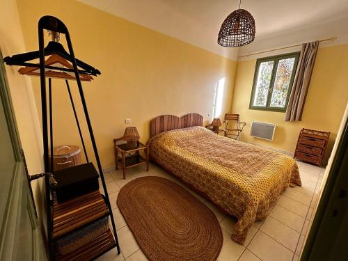 - une chambre avec un lit dans l'établissement Appartement pleine nature 2pers - A1, à Grimaud