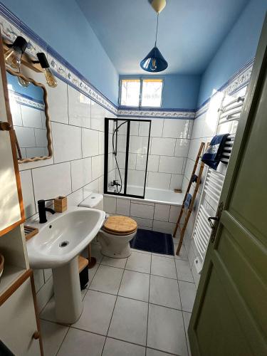une salle de bain avec un lavabo et des toilettes dans l'établissement Appartement pleine nature 2pers - A1, à Grimaud