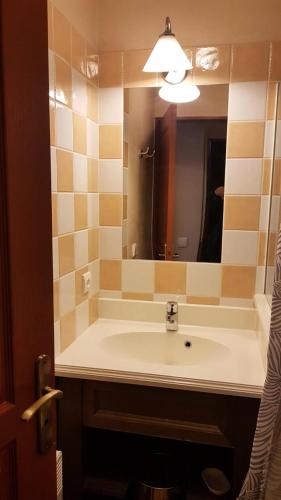 une salle de bain avec un lavabo et un grand miroir dans l'établissement Résidence L'Albane - maeva Home - Appartement 2 pièces 4 personnes - Confort MAE-2791, à Vars