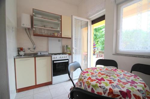Kuchyňa alebo kuchynka v ubytovaní Apartment Umag Lukin