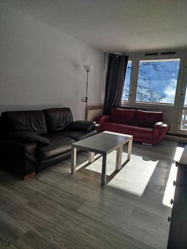 un salon avec un canapé et une table basse dans l'établissement Résidence Le Tourmalet - maeva Home - Appartement 2 pièces 6 personnes - Confort MAE-5141, à La Mongie
