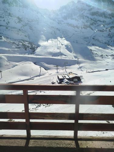 - une vue sur une montagne enneigée depuis une clôture dans l'établissement Résidence Le Tourmalet - maeva Home - Appartement 2 pièces 6 personnes - Confort MAE-5141, à La Mongie
