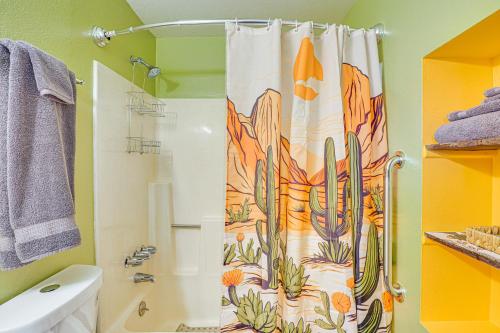baño con cortina de ducha con cactus en 5 Mi to U of A Campus Mtn-View Tucson Pad!, en Tucson