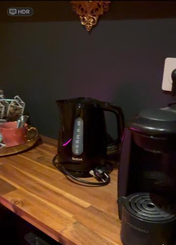 un mixeur assis sur un comptoir à côté d'un grille-pain dans l'établissement La cachette enchantée, à Saint-Cyr-la-Campagne