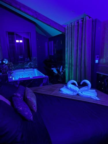 - une chambre avec un lit, des serviettes et une baignoire dans l'établissement La cachette enchantée, à Saint-Cyr-la-Campagne