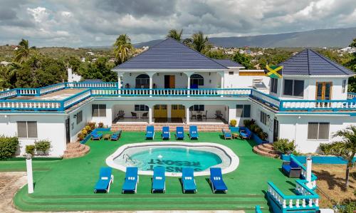 Bazén v ubytování Beyond Sunset Resort & Villas nebo v jeho okolí