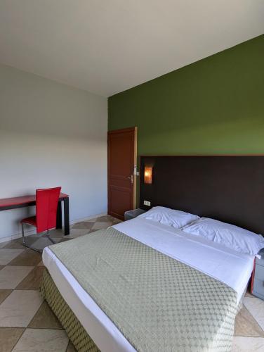 Postel nebo postele na pokoji v ubytování Le Zalifat, jardin tranquille - proche aéroport