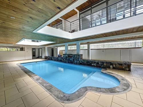 a large swimming pool in a building with a ceiling at Rooftop Grand-Baie with private pool Ôfwewe in Grand Baie