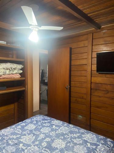a bedroom with a bed and a ceiling fan at Chale ITU- Camping Carrion -Tomorrowland 2 in Itu