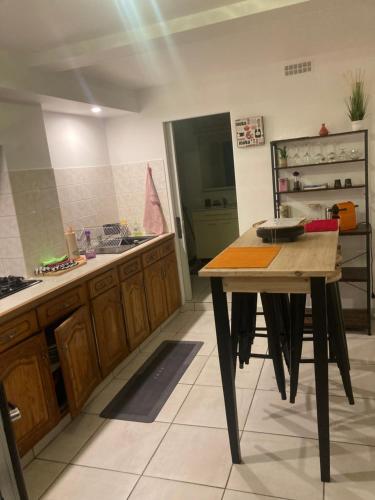Kuchyň nebo kuchyňský kout v ubytování Appartement à deux pas du centre ville