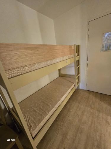 une chambre avec deux lits superposés et un placard dans l'établissement Appartement 6 Pers à St Raphaël avec piscine, à Saint-Raphaël