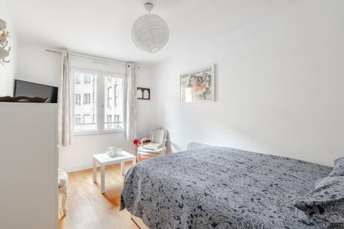 une chambre blanche avec un lit et une fenêtre dans l'établissement Heart of Paris III, Le Marais - Charming Apartment, à Paris