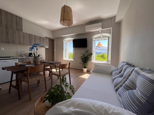 TV a/nebo společenská místnost v ubytování Ikigai Syros