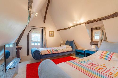 - une chambre avec 2 lits et un tapis rouge dans l'établissement Pleasant country house - 4BD 8P - Normandy, à Saint-Éloi-de-Fourques