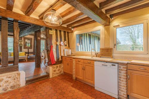 une cuisine avec un évier et un plan de travail dans l'établissement Pleasant country house - 4BD 8P - Normandy, à Saint-Éloi-de-Fourques