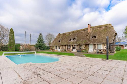 une vieille maison avec une piscine en face de celle-ci dans l'établissement Pleasant country house - 4BD 8P - Normandy, à Saint-Éloi-de-Fourques