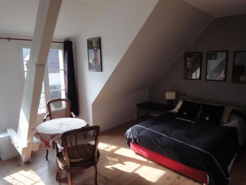 Gallery image of La Villa du 15 - Chambres ind&eacute;pendantes & autonomes du restaurant La Maison - clim et piscine chauff&eacute;e - Lit King Size in Les Eyzies-de-Tayac