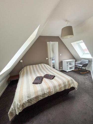 a bedroom with a bed in a attic at Les diablotines - 6 couchages 2 sdb - proche plage in Cabourg