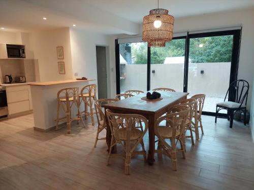 a kitchen and dining room with a table and chairs at Senderos del Mar in Monte Hermoso