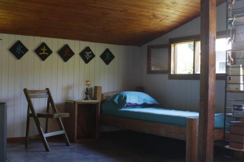 a small room with a bed and a window at Quinta Armonía Cabaña in Lago Puelo