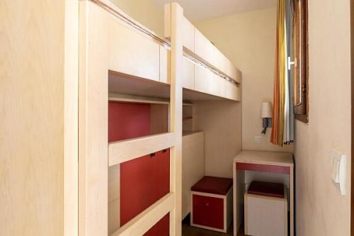 Ce lit superposé se trouve dans une petite chambre. dans l'établissement Résidence Cannes Villa Francia - maeva Home - Appartement 2 pièces 4 personnes - Sélection MAE-5131, à Cannes