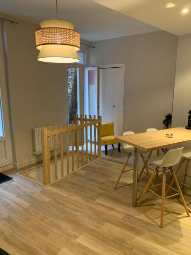 une salle à manger avec une table et des chaises dans l'établissement Appartement hyper centre Rennes, à Rennes