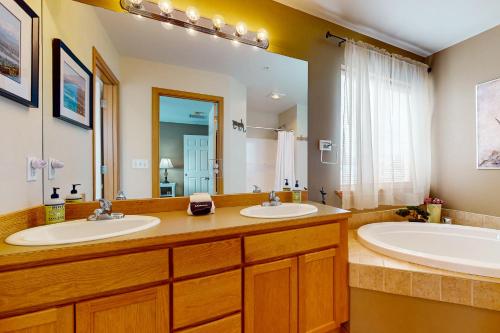 a bathroom with two sinks and a large mirror at East Wenatchee Serenity Hills in East Wenatchee Bench