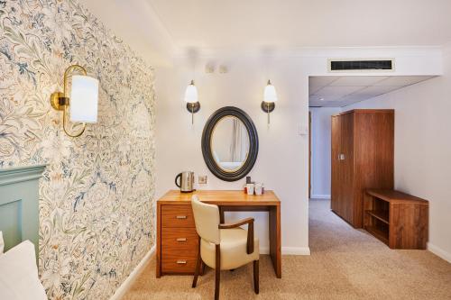 a dressing room with a vanity and a mirror at Milford Hall Salisbury in Salisbury