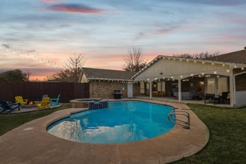 Kolam renang di atau dekat dengan Best of Desoto 4BR, 3BA with Pool, HotTub, Cinema