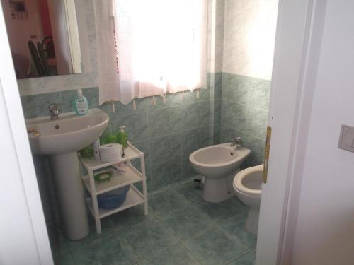 ヴィッラシミーウスにあるCasa Vacanze Sattaのバスルーム(洗面台、トイレ付)