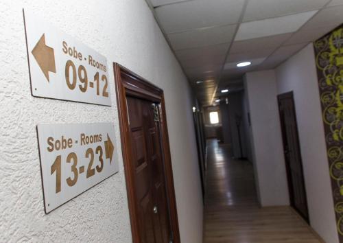 Garni Hotel Tri Oに飾ってある許可証、賞状、看板またはその他の書類