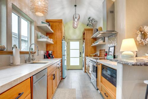 Φωτογραφία από το άλμπουμ του 2 Mi to Golden 1 Center Quiet Studio with Patio σε Δυτικό Σακραμέντο