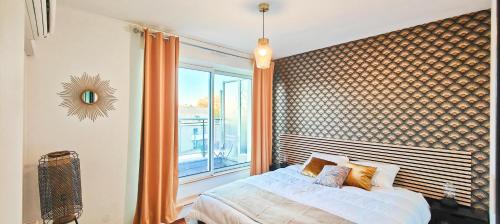 une chambre avec un lit et une grande fenêtre dans l'établissement La Maison Bleue de Strasbourg, à Strasbourg