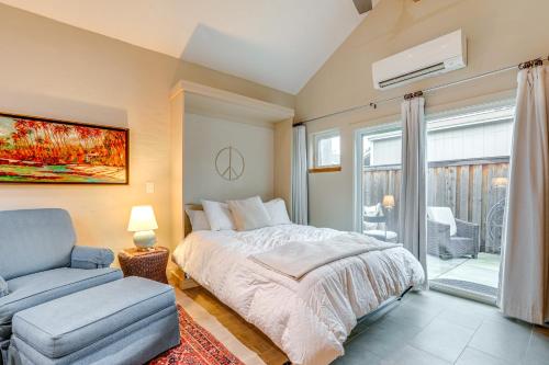 ウエスト・サクラメントにある2 Mi to Golden 1 Center Quiet Studio with Patioのベッドと椅子と窓のある寝室