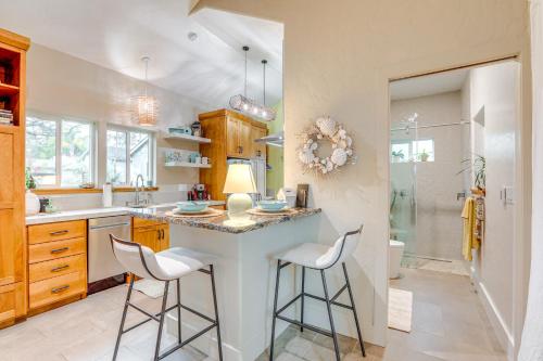 ウエスト・サクラメントにある2 Mi to Golden 1 Center Quiet Studio with Patioのキッチン(スツール付きの朝食アイランド付)