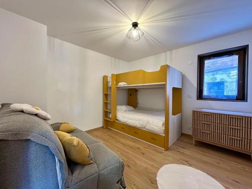 - une chambre avec des lits superposés et un canapé dans l'établissement Homency - Résidence L'Expression B11, à L'Alpe-d'Huez