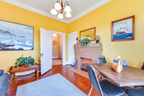 Ruang duduk di Elegant and Spacious Retreat about 18 Mi to Lake Norman!