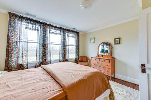 Katil atau katil-katil dalam bilik di Elegant and Spacious Retreat about 18 Mi to Lake Norman!