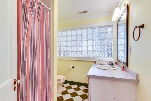 Bilik mandi di Elegant and Spacious Retreat about 18 Mi to Lake Norman!