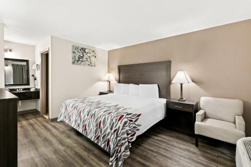Red Roof Inn & Suites Duncanにあるベッド