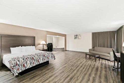 Red Roof Inn & Suites Duncanにあるベッド