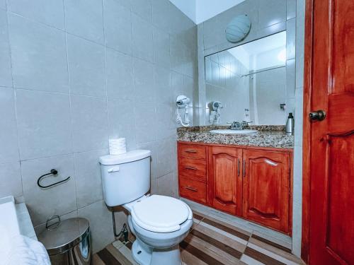 a bathroom with a toilet and a sink and a mirror at Casa Franlus Depa4 in San Cristóbal de Las Casas